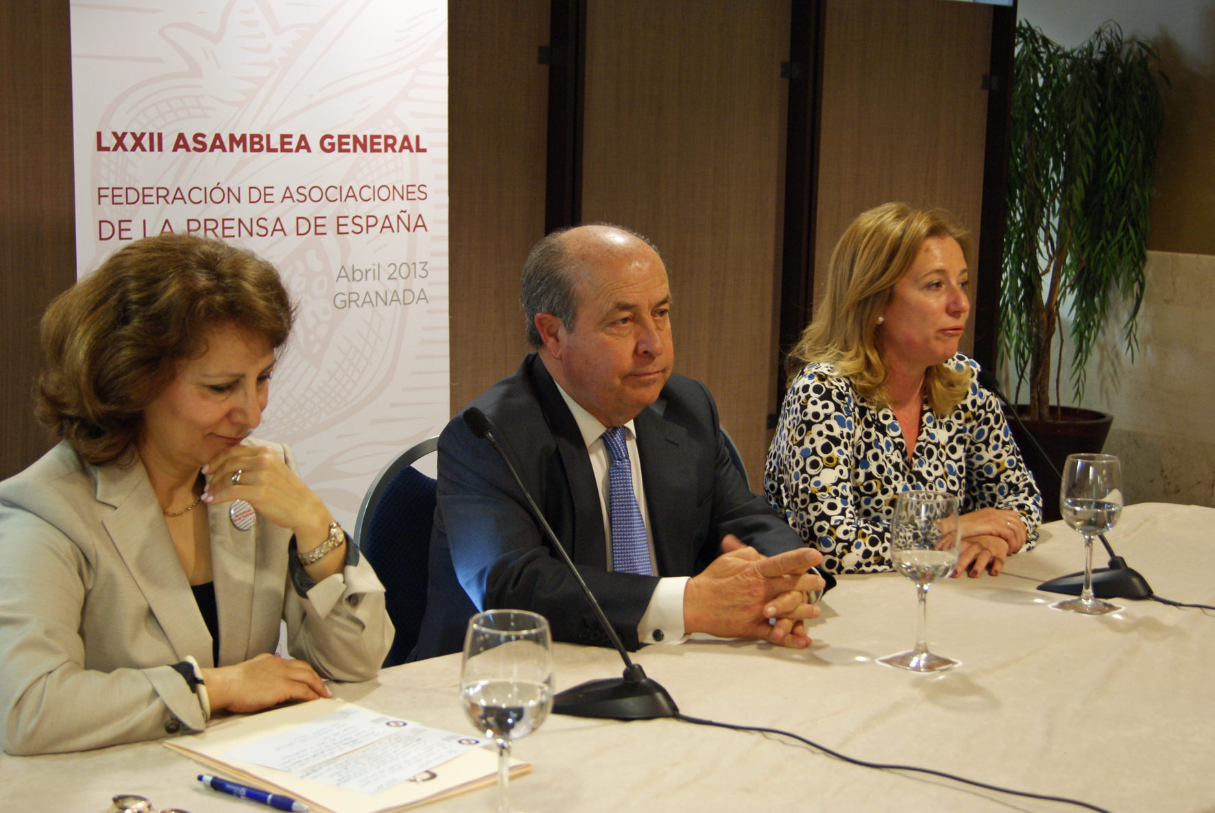 De izq. a dch., Elsa González; José Torres Hurtado, alcalde de Granada, y Encarna Ximénez de Cisneros, presidenta de la Asociación de la Prensa de Granada. Foto: FAPE.